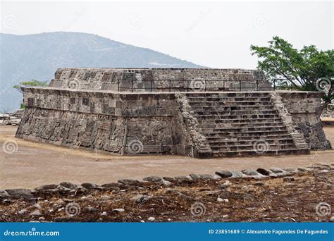  El Templo de la Serpiente Emplumada: 숨겨진 유적의 신비와 아즈텍 문명의 기운!