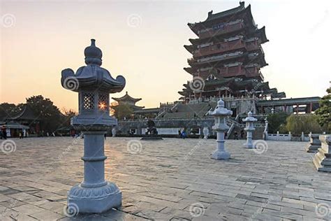 Tengwang Pavilion!  A Majestic Pagoda Overlooking History and Tranquility