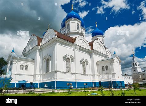  Vladimir Oblast's Bogolyubovo Monastery: A Tapestry of History and Spiritual Wonder!